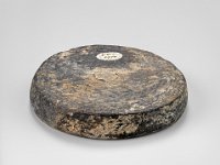 Ame Ker 85  Ame Ker 85, Mexiko, Bundesstaat Oaxaca, Zapoteken, Späte Präklassische bis Klassische Periode, Monte Albán II-III, ca. 150 v. Chr.650 n. Chr., Deckel, Ton, H 2,2 cm, Dm 13 cm : Museumsfoto: Claus Cordes, Bestandskatalog Ethnologie